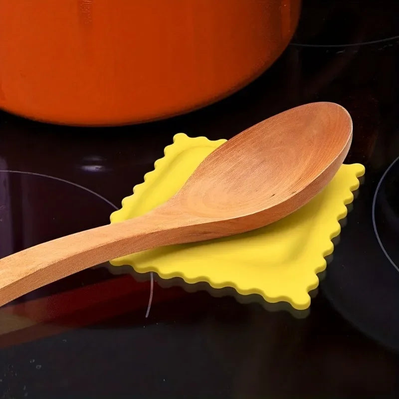 1pc Cartoon Biscuit-Shaped Soup Spoon Rest - Heat Insulating for Kitchen Gadgets