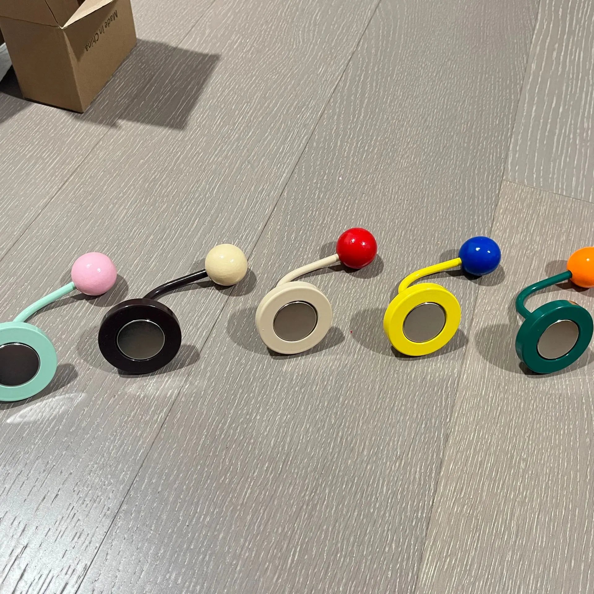 Non perforated magnetic hook for bathroom and kitchen, strong and seamless